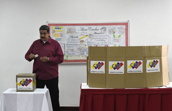 El presidente venezolano Nicolás Maduro deposita su voto en las elecciones de mayo de 2018.