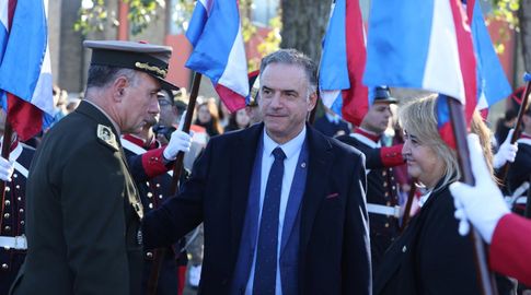 Foto: FocoUy. Yamandú Orsi en el acto por el 215 aniversario del Ejército.