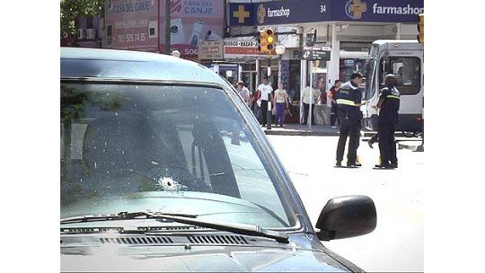 Policía sigue detenido tras balacera en que se hirió a particular