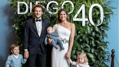 Martín, Luz y el pequeño César Forlán junto a sus padres, Paz y Diego.&nbsp;
