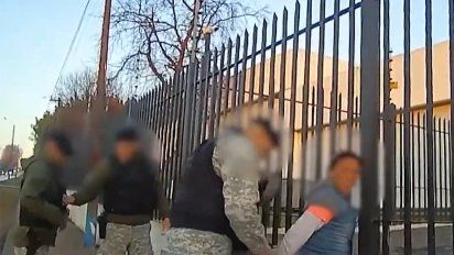 robaban autos con una escopeta, las siguieron por las camaras y terminaron en prision