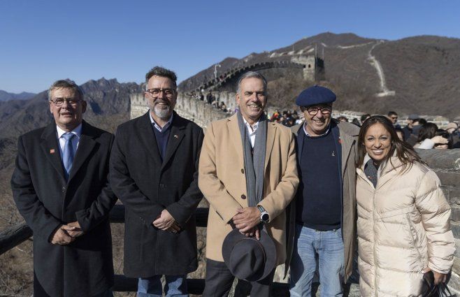 Orsi y parte de la delegación oficial en la Gran Muralla China. Foto: Presidencia.