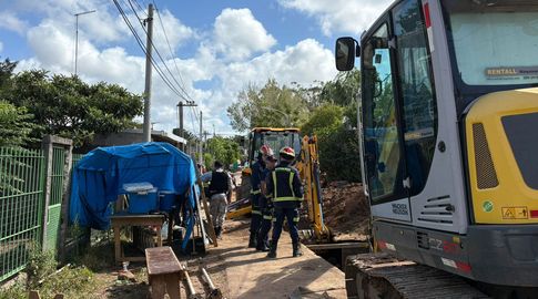 El lugar donde cayó el trabajador. Foto. María Eugenia Scognamiglio, Subrayado. El lugar donde cayó el trabajador. Foto. María Eugenia Scognamiglio, Subrayado.