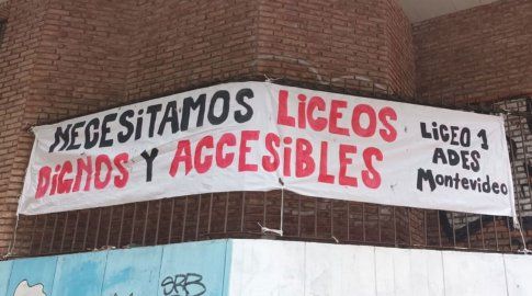 Sindicato de profesores ocupa el liceo 1 de Montevideo, entre otros. Foto: Beatriz Martínez, Subrayado. Sindicato de profesores ocupa el liceo 1 de Montevideo, entre otros. Foto: Beatriz Martínez, Subrayado.