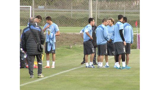Uruguay entrena con 14 jugadores, todos en buenas condiciones