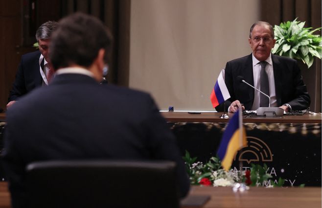El canciller de Ucrania frente a su par de Rusia, en la reunión mantenida en Turquía. (Foto: AFP).