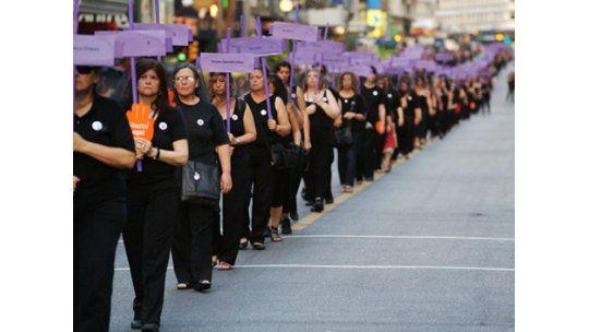 Marcha en Salto por asesinato de docente a manos de su ex pareja
