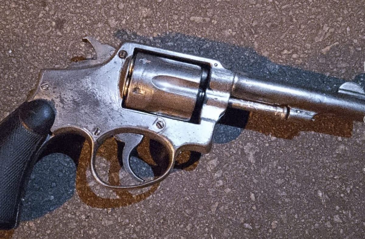 Foto cedida a Subrayado. Revólver del que se deshicieron los delincuentes. Quedó tirado en plena calle, y luego incautado. Foto cedida a Subrayado. Revólver del que se deshicieron los delincuentes. Quedó tirado en plena calle, y luego incautado.