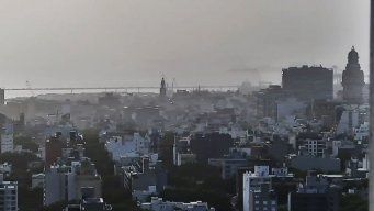 Foto aérea de Montevideo, desde la torre de Canal 10, este martes cuando ingresó la nube de polvo.