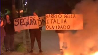 Vecinos de Bella Italia protestaron con corte de calle y quema de cubiertas por robos y rapiñas en la zona.