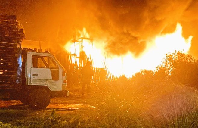 Incendio en aserradero de Manga. Foto: Bomberos.