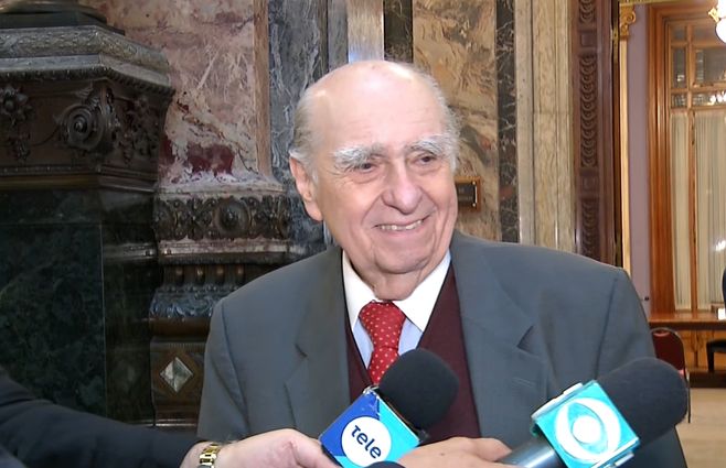 JULIO-MARÍA-SANGUINETTI---PARLAMENTO.jpg