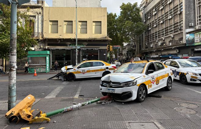 Foto: Mª Eugenia Scognamiglio, Subrayado. Accidente entre taxis en 18 de Julio.