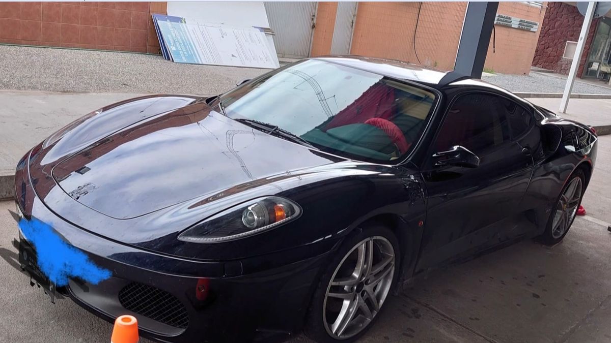 Aduana uruguaya incautó una Ferrari que llevaban en un camión hacia  Argentina