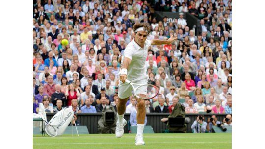 Federer se impone a Djokovic en Wimbledon