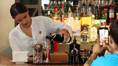 parlamentaria de eeuu hace de moza para pedir aumento del salario minimo