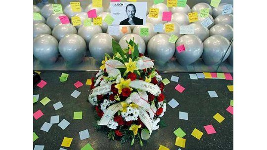 El mundo entero homenajea a Steve Jobs