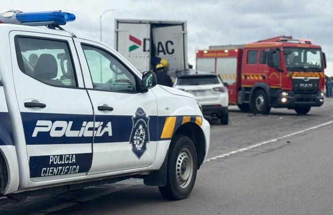Foto: Emiliano Gutiérrez, Subrayado. Mujer muere tras chocar en ruta 5 con un camión.  