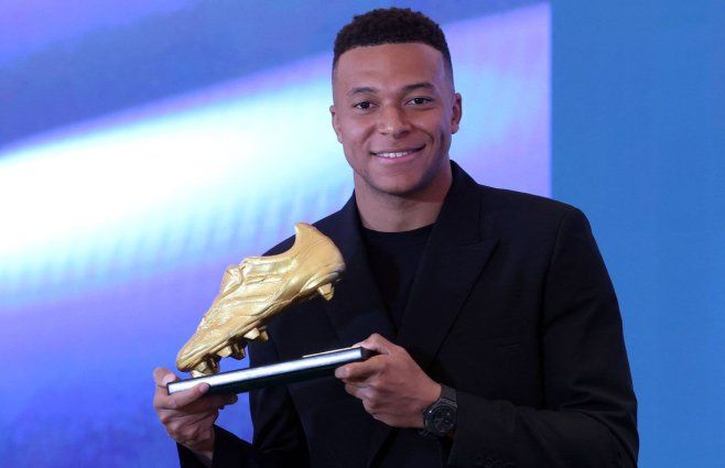 Mbappé con su Bota de Oro. Foto: AFP