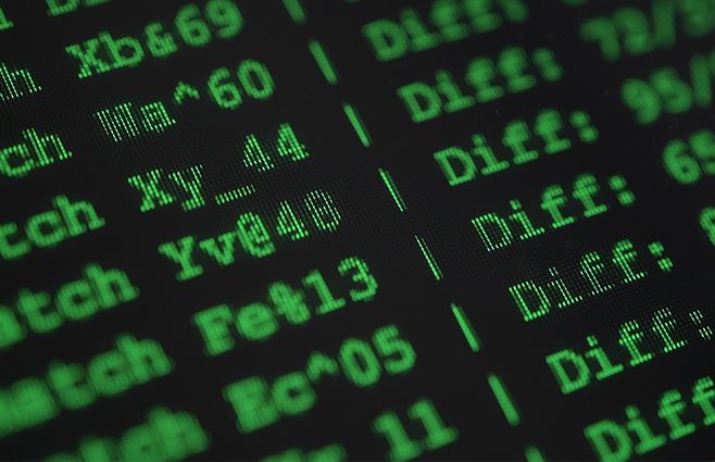 hackeo-computadora-monitor-numeros-pantalla.jpg