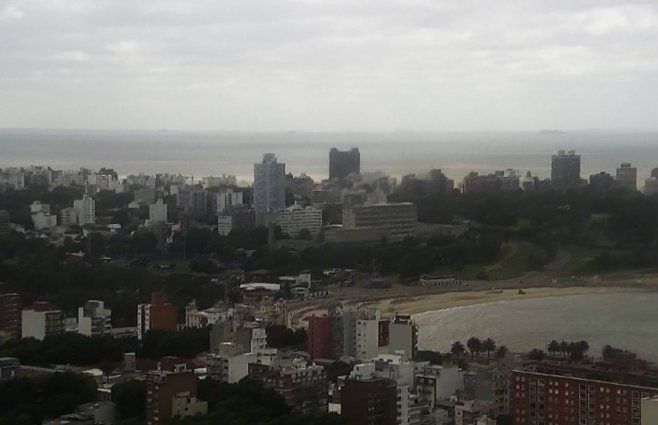Foto: canal 10. Imagen aérea de la ciudad de Montevideo, pasada la hora 8 de este martes.