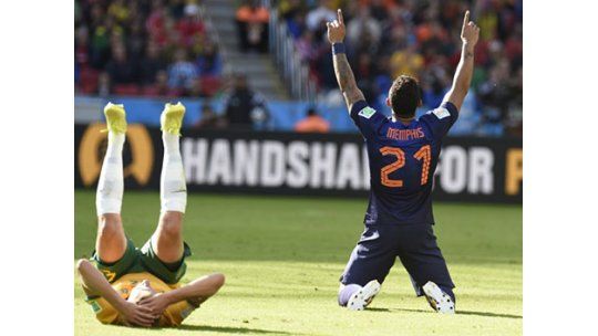 Holanda ganó 3-2 a Australia y selló su pase a octavos