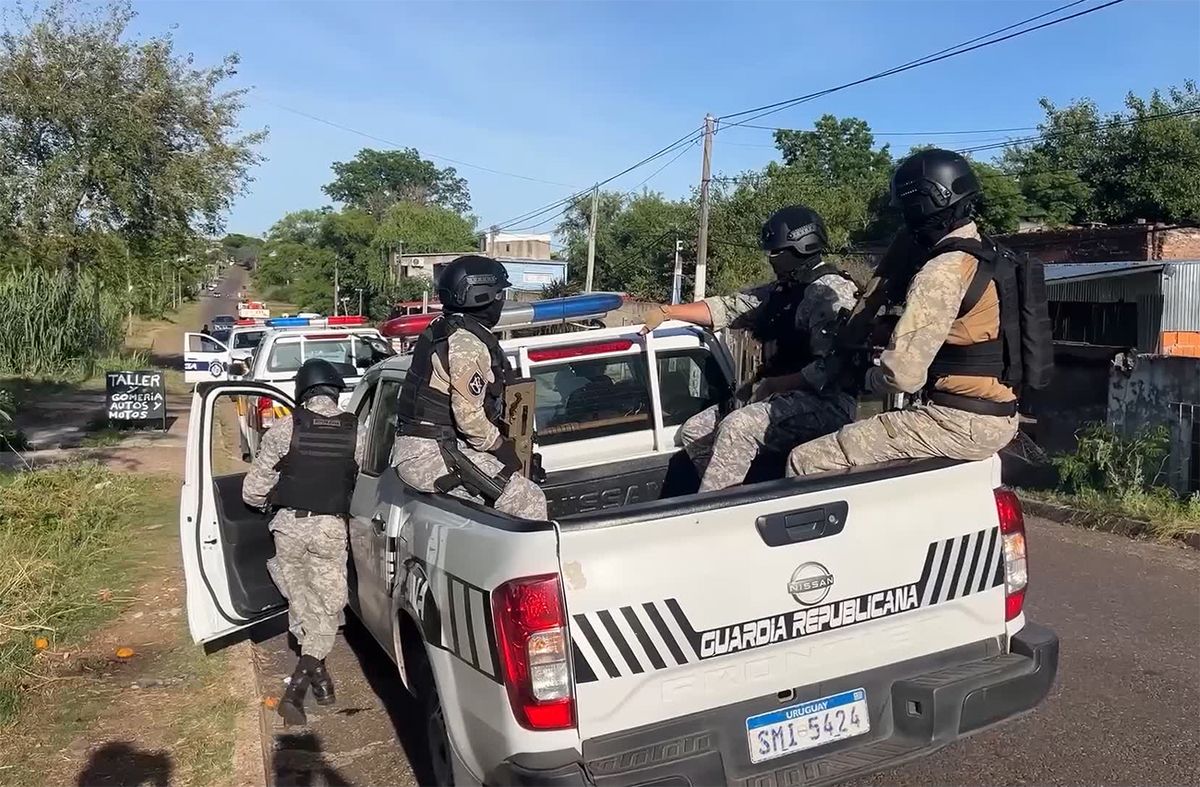 Doce detenidos tras siete allanamientos en Salto con armas, drogas, dinero y vehículos incautados