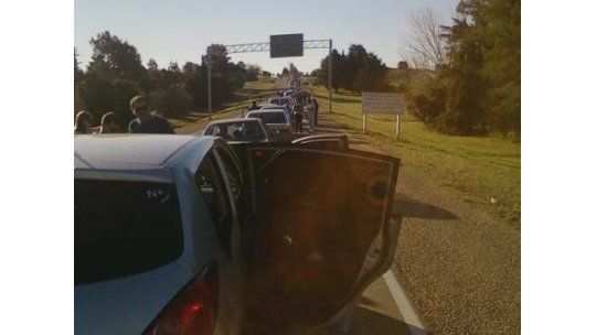 Dos kilómetros de cola en puente de Fray Bentos
