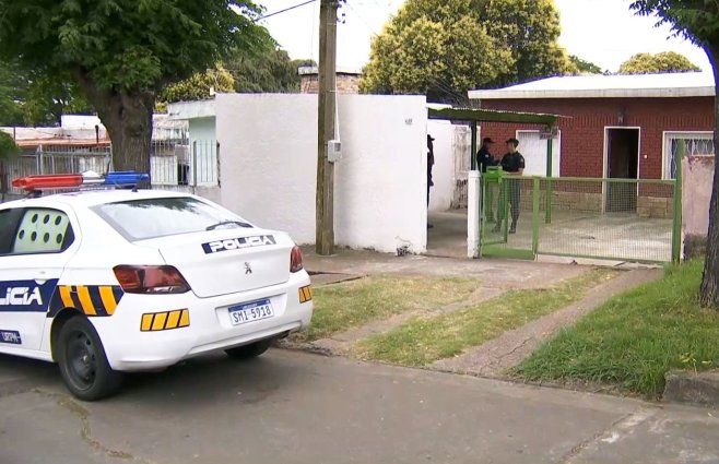 Foto: Subrayado. Policía trabajaba en la escena del homicidio en La Teja.