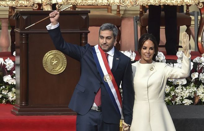 Abdo cpn el bastón de mando junto a su esposa&nbsp;Silvana López Moreira Bo