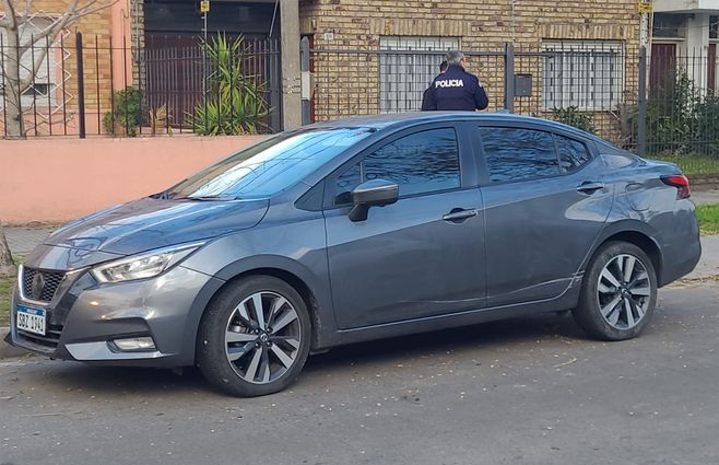 Foto: Subrayado. Nissan Versa ubicado en Santiago de Anca casi Dalmiro Costa. 