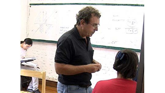 Docentes deben dejar de ser el centro educativo, según Astori