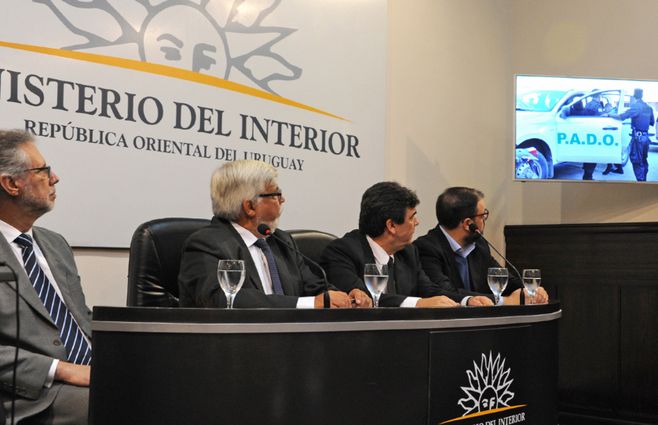 El subsecretario Vázquez, el ministro Bonomi, el director Layera y el actual senador Charles Carreras presentan resultados del programa de patrullaje de alta dedicación (PADO).