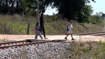 vecinos de juanico reclaman puente peatonal aereo; ninos cruzan la via para llegar a la escuela