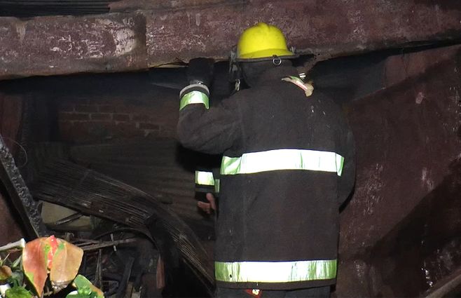 bomberos-incendio-estructura-archivo.jpg