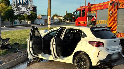 Auto chocó contra una columna en los accesos: una víctima fatal, dos lesionados y un hombre se retiró, según testigos