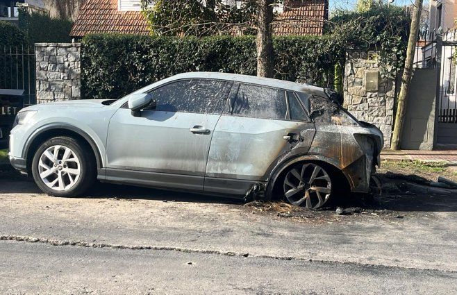 Foto: Subrayado. La camioneta incendiada, en Carrasco.