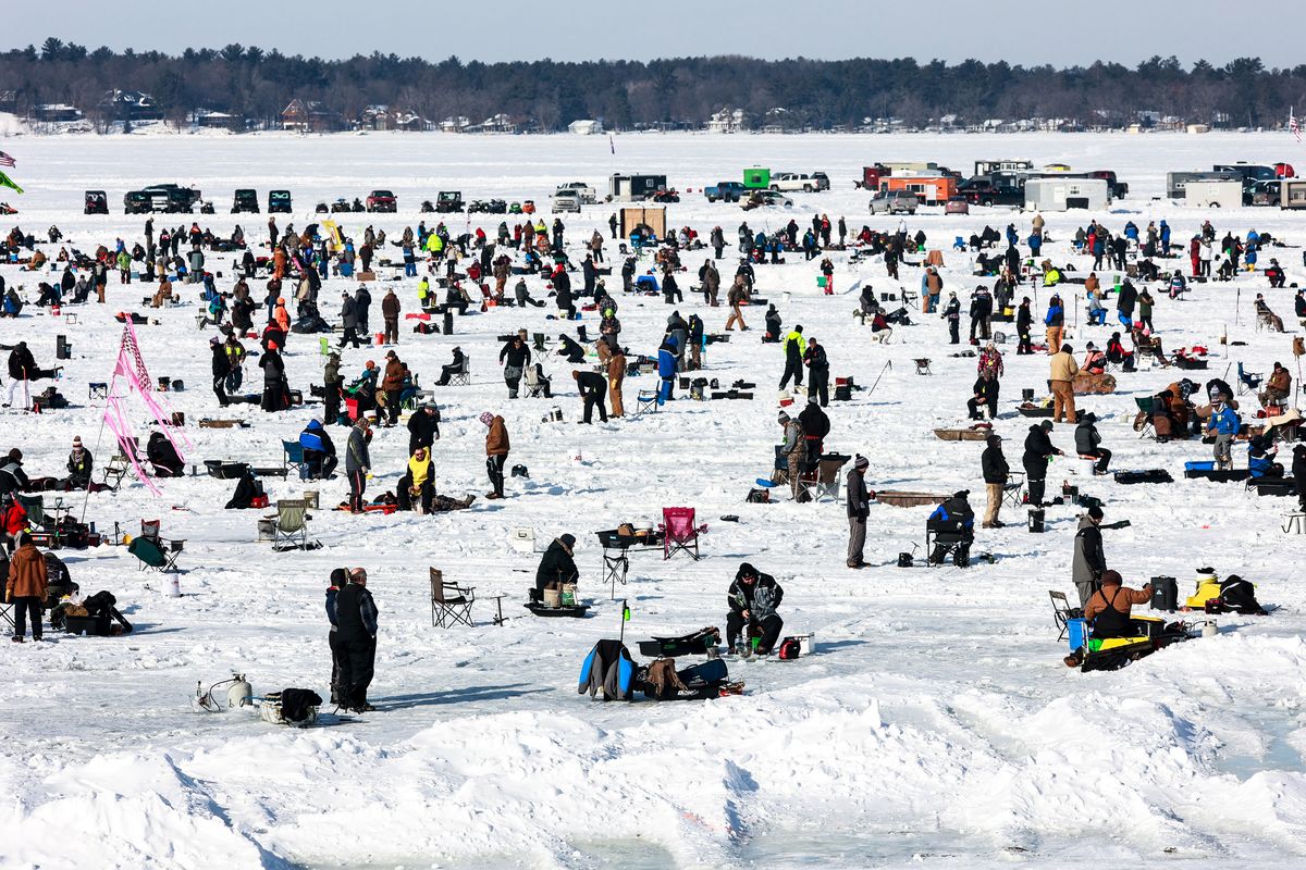 Pescadores cerca delos pozos de pesca durante la 32.ª edición de Brainerd Jaycees IceFishing Extravaganza en Gull Lakes Hole en Day Bay, en Minnesota.
