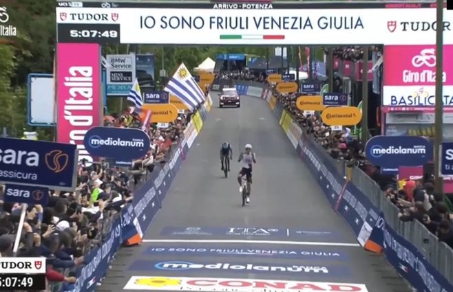 banderas-uruguay-giro-de-italia-thomas-silva-captura-transmision