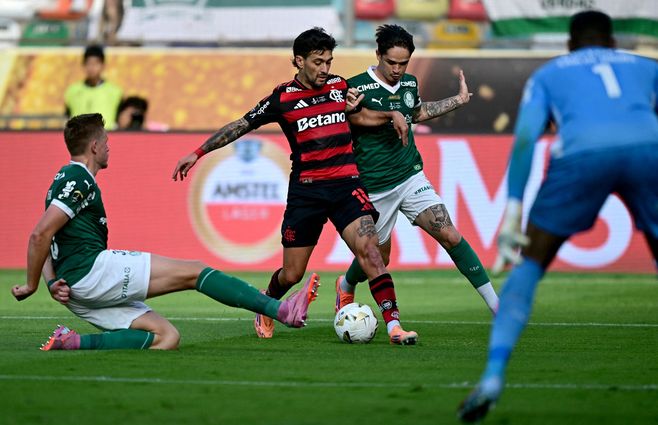 De-Arrascaeta-Flamengo-Palmeiras-final-Libertadores-AFP