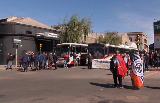 Foto: Subrayado. Trabajadores se movilizan frente a la terminal Río Branco de Montevideo este jueves.