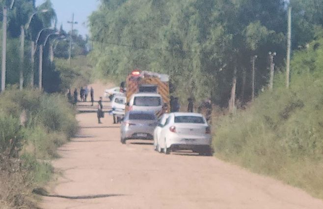 Bomberos y Policía trabajaron en la casa donde encontraron dos cuerpos calcinados, en 18 de Mayo. Foto: Eduardo Castro, Subrayado.