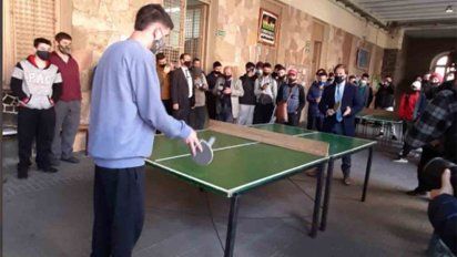 lacalle pou visito los talleres don bosco y jugo un partido de ping pong