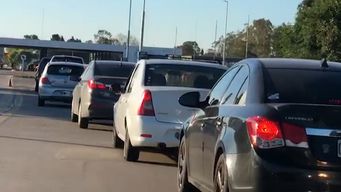 miles de uruguayos pasaron por el puente general san martin por el fin de semana largo