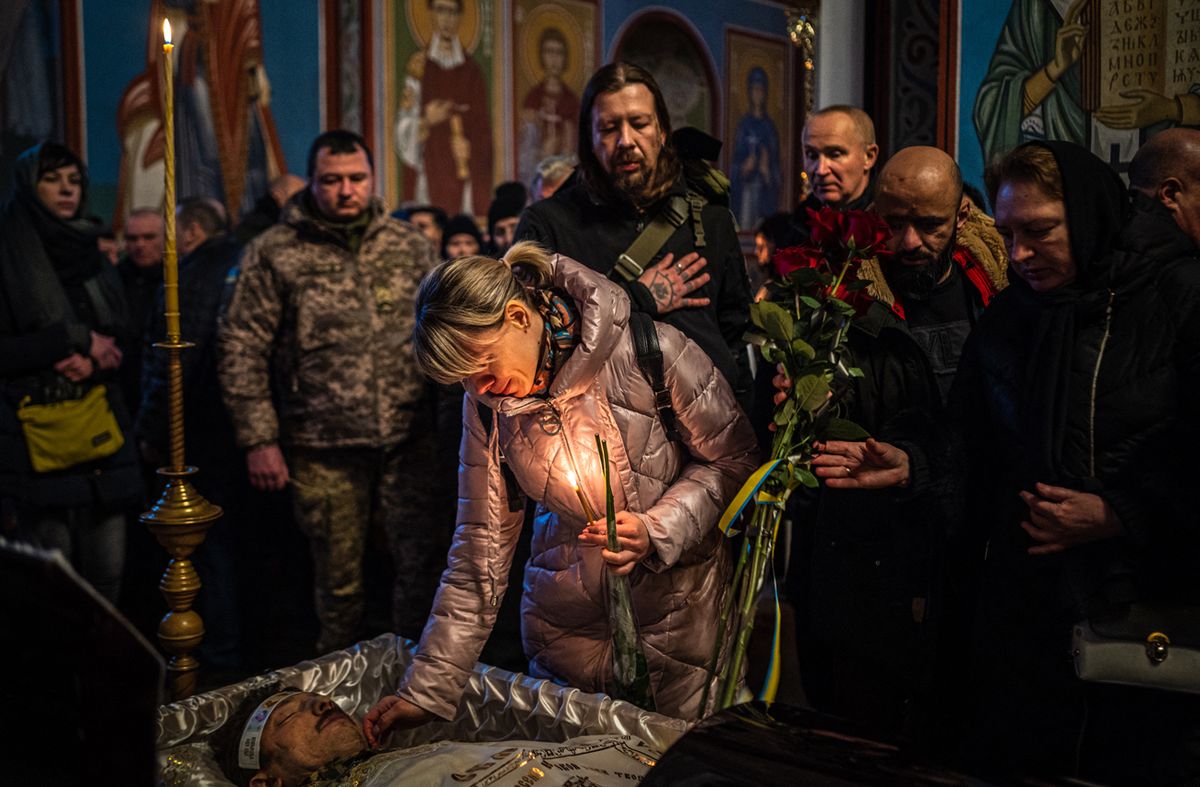 Cercanos se despiden de Denys Galushko, un militar ucraniano fallecido mientras combatía contra tropas rusas en Bakhmut, durante su funeral en el Monasterio Ortodoxo de San Miguel Dorado en Kyiv el 12 de enero de 2023, en medio de la invasión rusa a Ucrania.