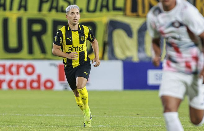 Leo Fernández con la 10 de Peñarol. Foto: FocoUy