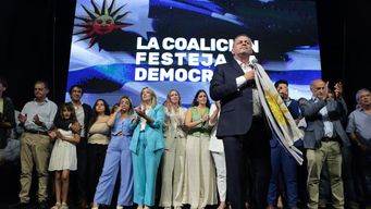 delgado, acompanado por la coalicion, mando un fuerte abrazo y un saludo a orsi y al frente amplio