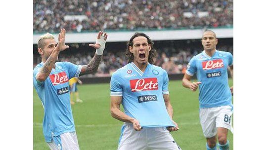 Cavani marcó doblete en la goleada del Nápoli al Pescara