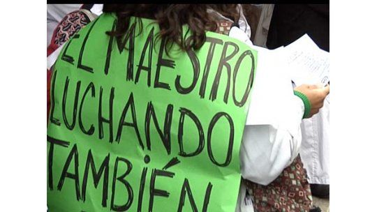 Maestros protestan frente a Presidencia y se reúnen con Primaria