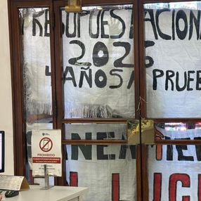 Paro y movilización de ADEOM en el Ministerio de Trabajo. Foto: carteles en la puerta del Ministerio (foto de Martín Abreu, Subrayado). Paro y movilización de ADEOM en el Ministerio de Trabajo. Foto: carteles en la puerta del Ministerio (foto de Martín Abreu, Subrayado).